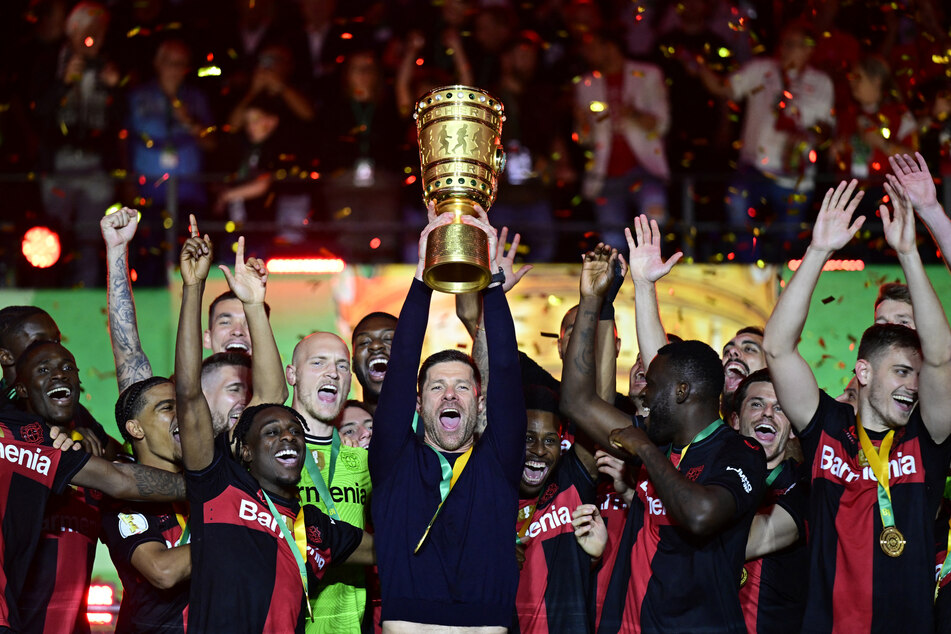 Das ist der Pott! Xabi Alonso hat Bayer Leverkusen zum ersten Double-Sieg der Vereinsgeschichte geführt.