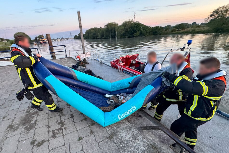 Nachdem die Einsatzkräfte den Mann gerettet hatten, bargen sie auch sein Schlauchboot.