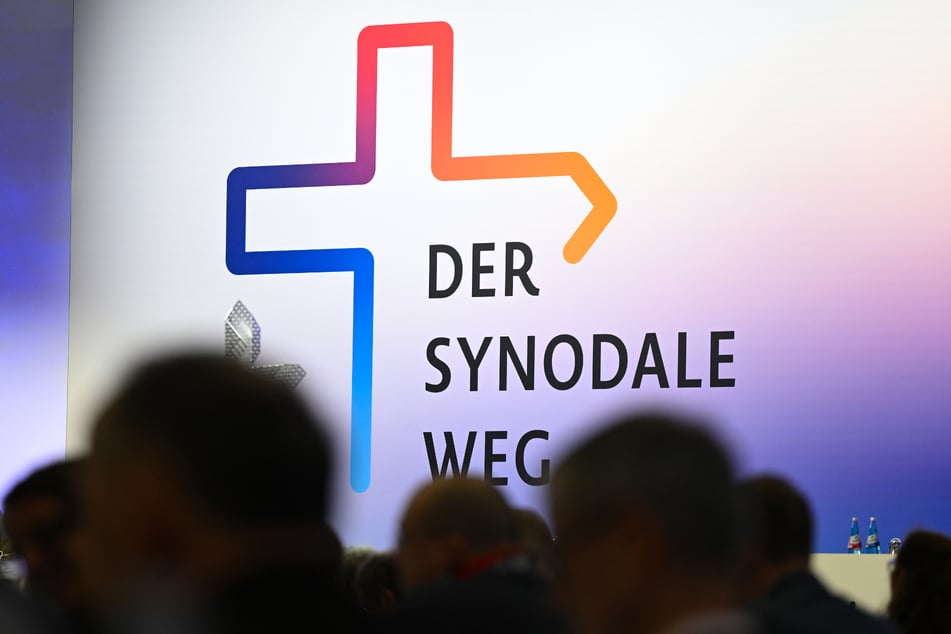 Bei der Synodalversammlung der katholischen Kirche in Frankfurt wurde am Freitag beschlossen, dass es ab 2026 offizielle Segensfeiern für homosexuelle Paare geben wird.