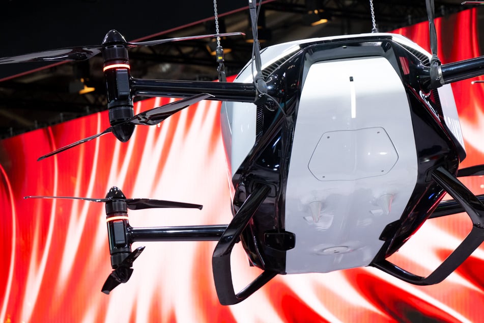 Fliegende Autos krachen bei Flugschau zusammen