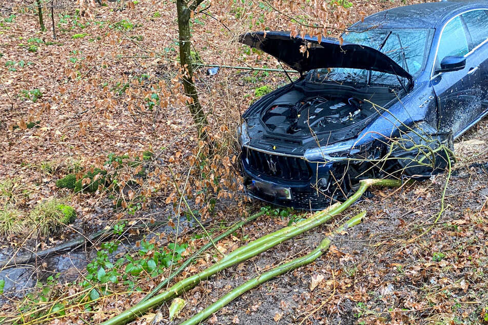 Maserati-Fahrerin verliert Kontrolle, prallt gegen Baum und wird eingeklemmt
