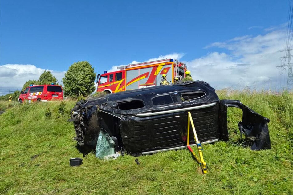 Das Auto überschlug sich auf einer angrenzenden Grünfläche.