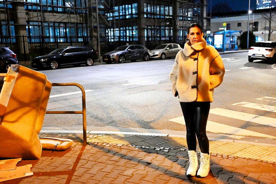 An dieser Straßenecke stand Ilona (44) im September mit ihrem Bekannten, als der Vater ihres Sohnes beide angriff und den Mann mit 27 Messerstichen tötete.
