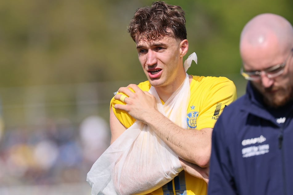 Kurz vor der Halbzeit musste Jonas Arcalean unter Tränen verletzt raus.