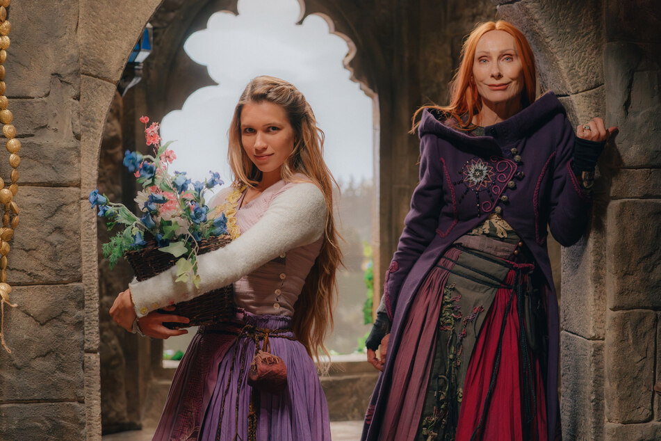 Rapunzel (Anna-Lena Schwing, l.) und die Zauberin Eleonor (Andrea Sawatzki, 60) stehen im hoch gelegenen Zimmer des einsamen Turmes.