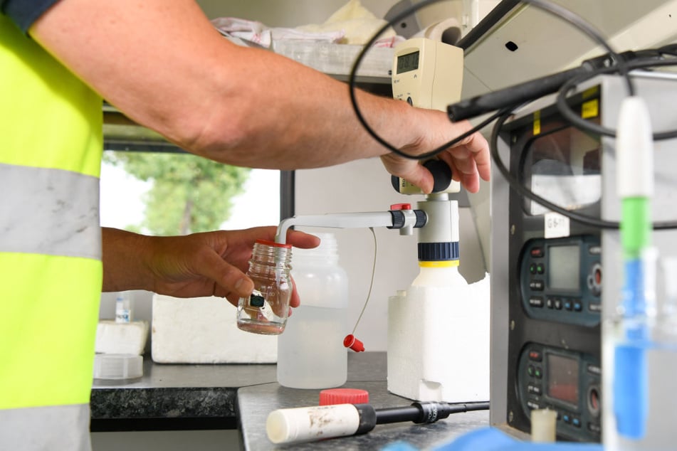Das Grundwasser wird in Bayern an vielen Messstellen regelmäßig analysiert.