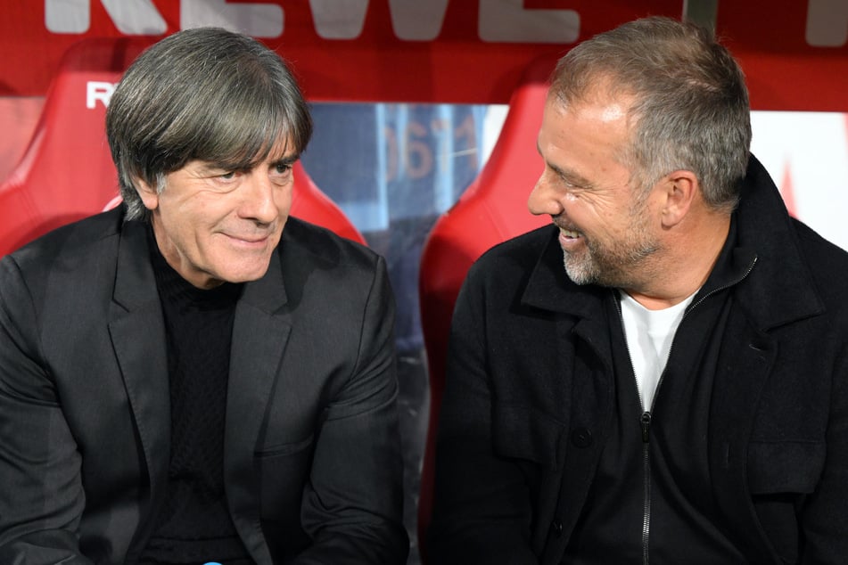 Prominenter Besuch: Auch das ehemalige DFB-Trainer-Duo Joachim Löw (64) und Hansi Flick (59) waren bei Podolskis Abschied in Köln dabei.