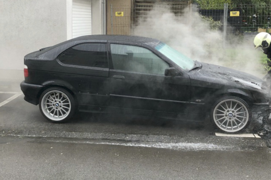 Der BMW wurde durch das Feuer erheblich beschädigt und ist nicht mehr fahrtüchtig. Es entstand ein Sachschaden in Höhe von mindestens 10.000 Euro.