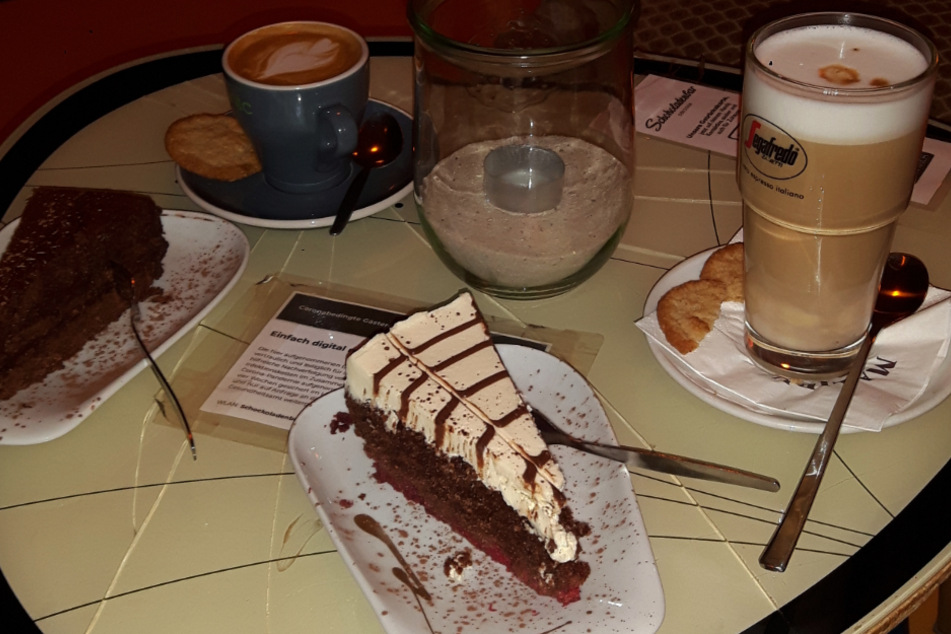 Leckere Kuchen sowie verschiedene Schokoladen- und Kaffeespezialitäten gibt es in der Schokoladenbar Dresden.