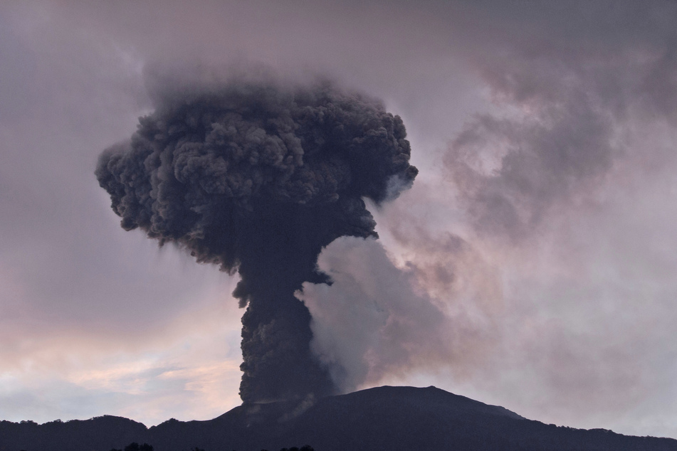 Der Berg Marapi spuckt vulkanisches Material aus seinem Krater - rund 1300 Meter in die Luft.