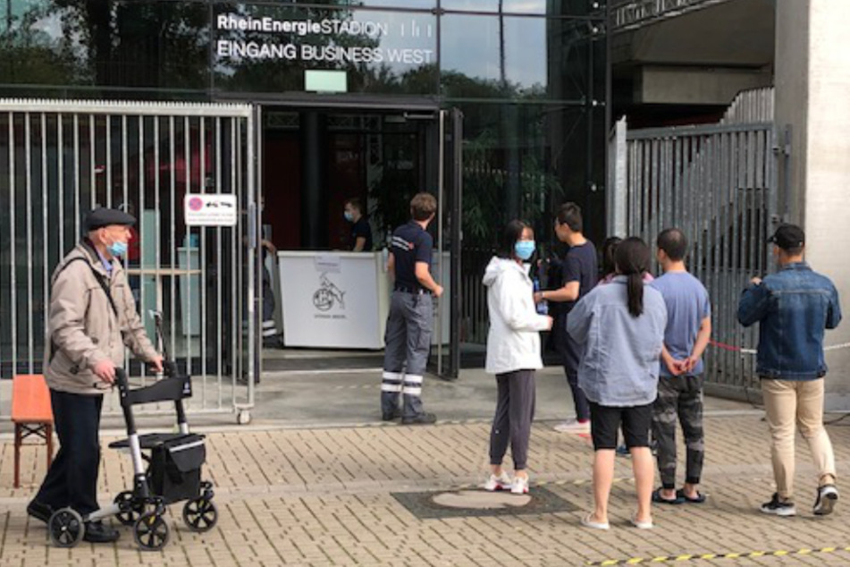 Die Anwohner werden zur Evakuierung in Räumen des Müngersdorfer Stadions untergebracht.