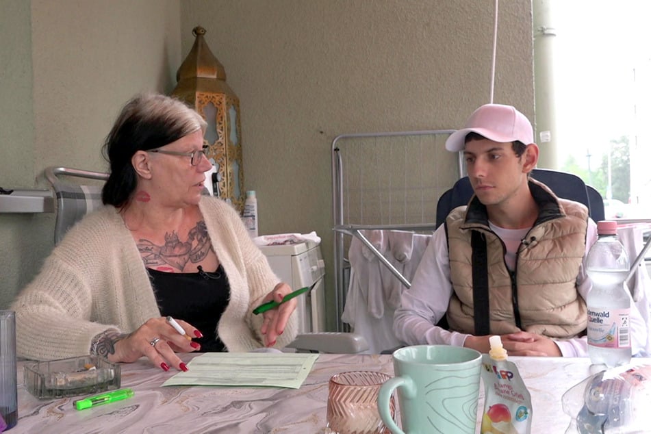 Pascal (23) muss sich bei Mama Beate (56) abmelden.