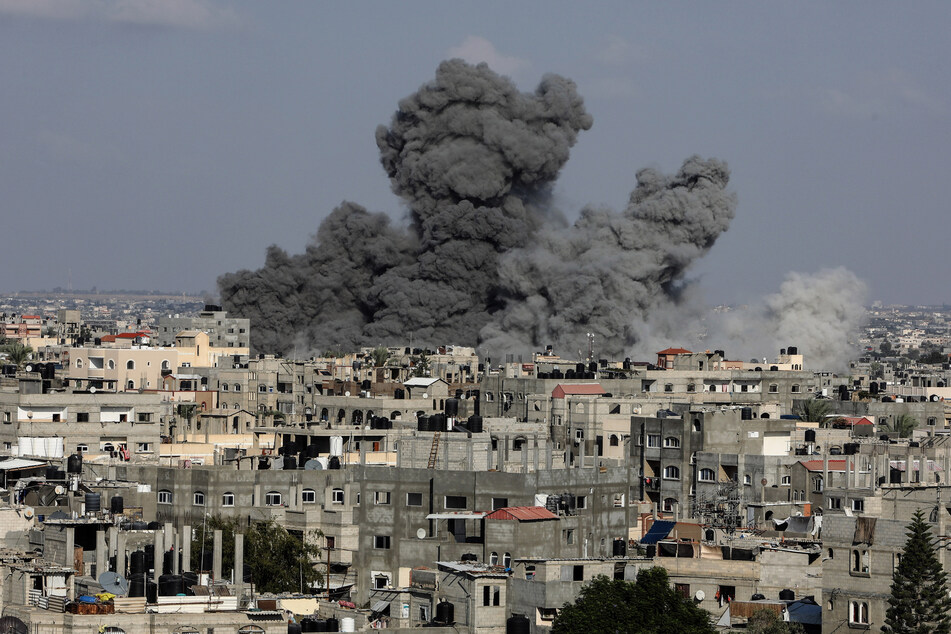 Rauch, Asche und Staub steigen nach israelischen Luftangriffen im südlichen Gazastreifen auf.