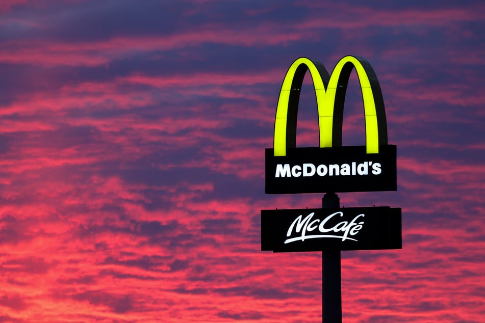 An einer McDonald's-Filiale in Thiendorf wurden Fußball-Fans von Union Berlin angegriffen. Der 20-Jährige soll an den brutalen Überfällen beteiligt gewesen sein. (Archivbild)