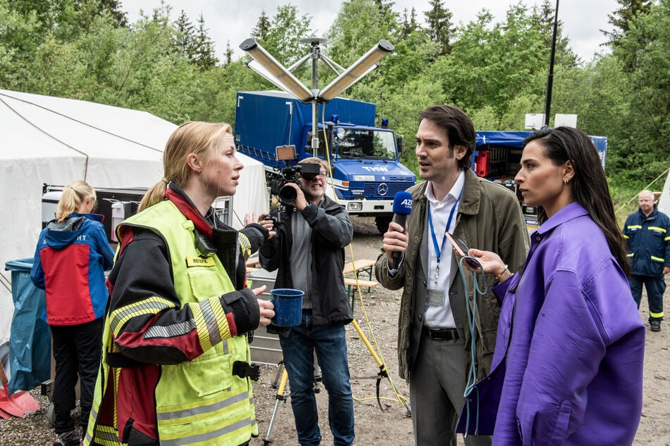 Amira Aly (32, r.) spielt in der Folge eine Reporterin namens Lissa.