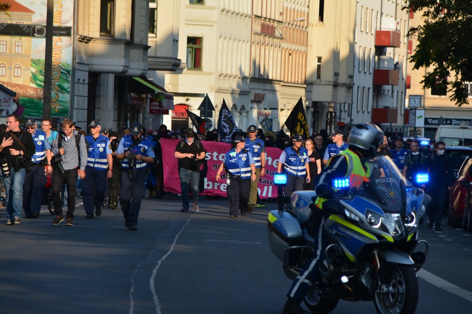 Die Polizei zeigte sich bei dem Aufzug durch die Stadt stark präsent.