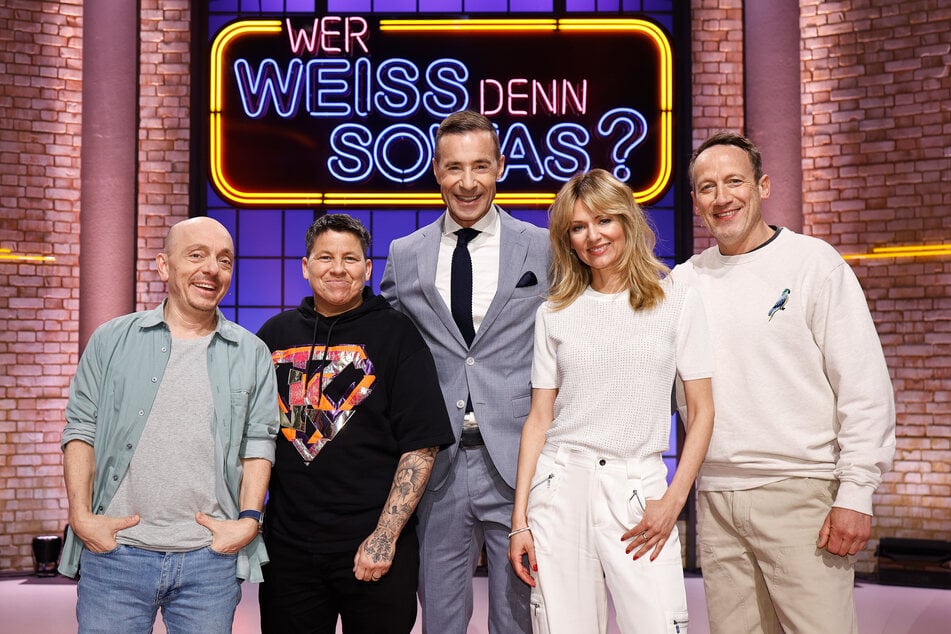 Am Freitag sind Kerstin Ott (44, 2.v.l.) und Ella Endlich (41, 2.v.r.) bei "Wer weiß denn sowas?" zu Gast.