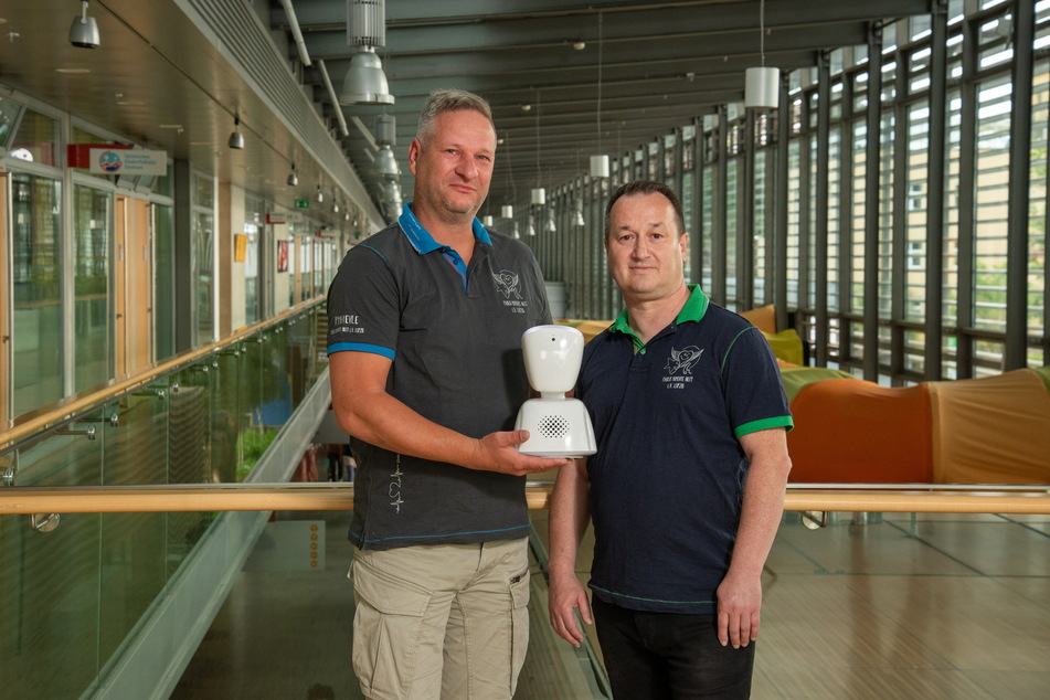 Sven Graser (l.) und Ingo Schulz vom Verein "Paulis Momente" stellten dem Sächsischen Kinderpalliativzentrum drei Tele-Roboter zur Verfügung.