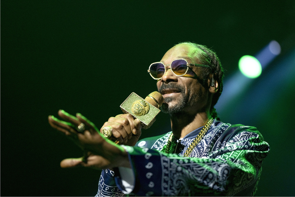 Rapper Snoop Dogg took to Instagram to respond after a member of the Island Boys threatened to beat him up if he ever sees him in person.