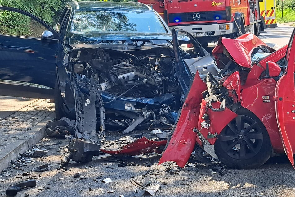 Vier Verletzte nach schwerem Frontalcrash: Zwei Rettungs-Hubschrauber im Einsatz