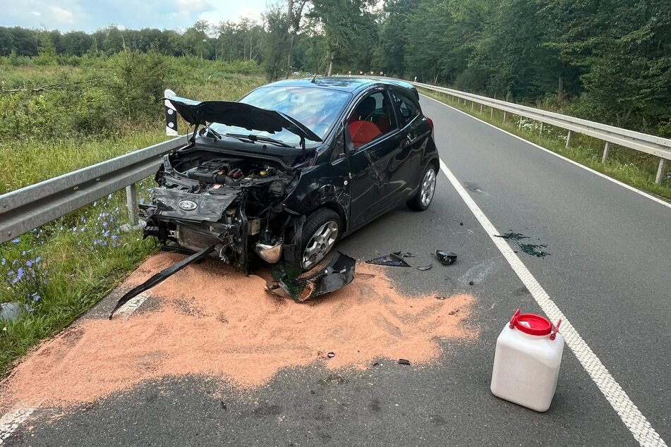 Der verunfallte Ford erlitt einen Totalschaden und musste abgeschleppt werden.