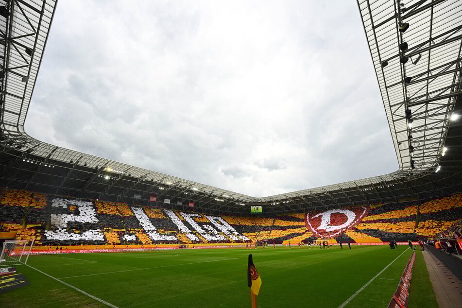 Was für eine Choreo! Das große Dynamo-Logo im K-Block. Der Schriftzug "2. Liga" auf der Gegengerade. Und das alles ohne Rauch und Bengalos - großartig!