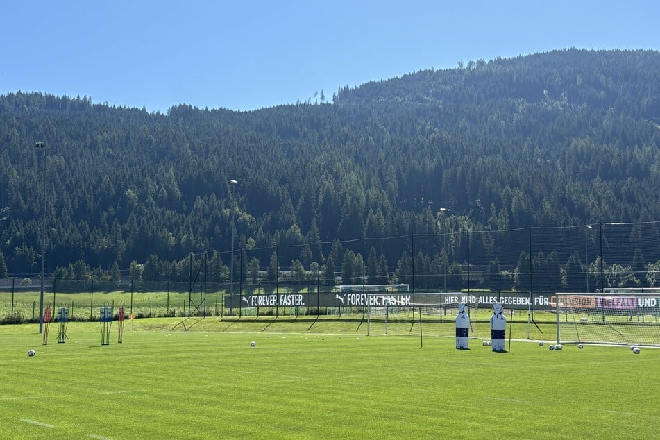 Der Platz an Tag zwei ist angerichtet. Die Sonne brutzelt bereits ordentlich.