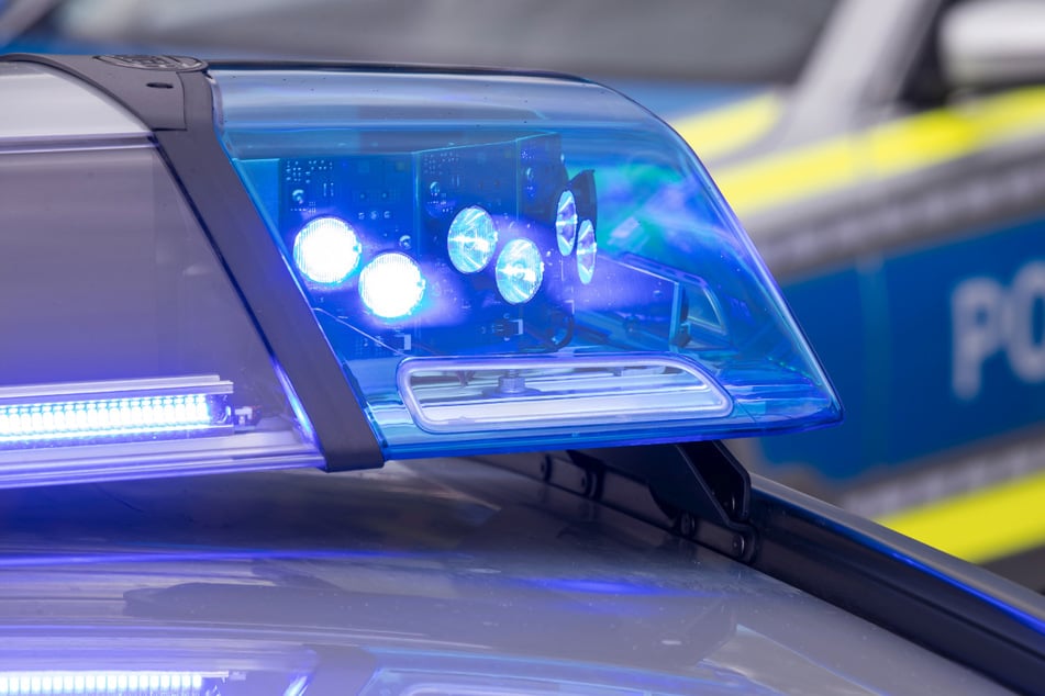 Demoliertes Auto eiert über die Straße: Als Polizisten den Fahrer erblicken, trauen sie ihren Augen nicht