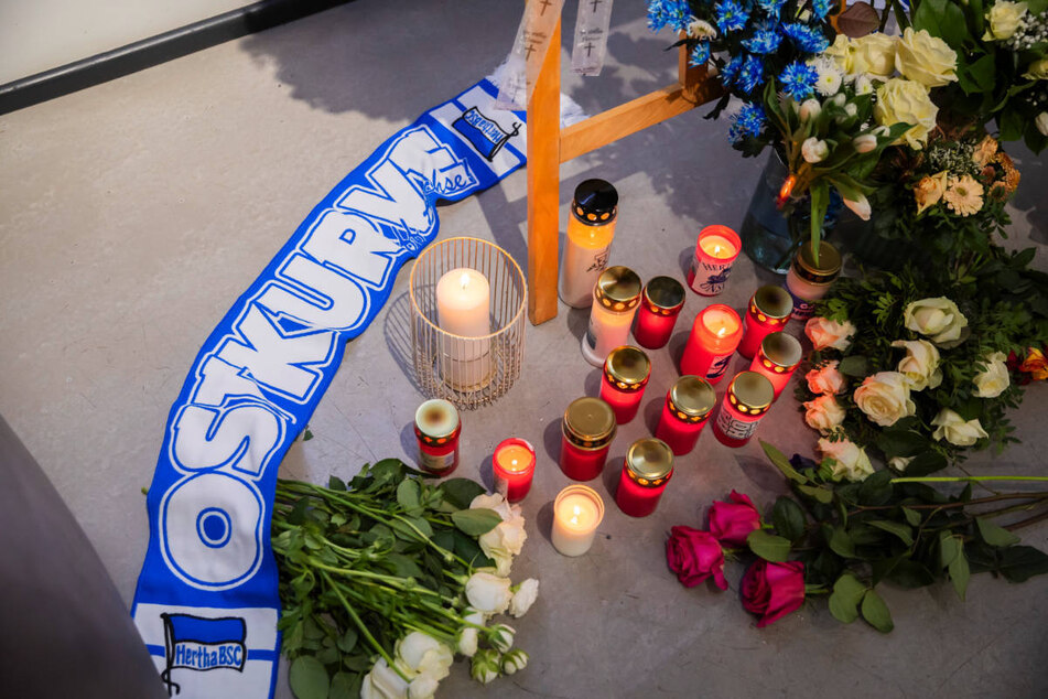 Auf der Geschäftsstelle ist im Hertha-Fanshop eine Gedenkstätte für Kay Bernstein eingerichtet worden.