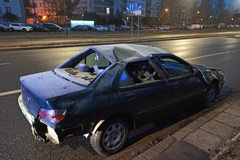 Mit diesem alten, kaputten Peugeot wollte ein Mann rund 2600 Kilometer von Polen bis Georgien fahren. Die Polizei Warschau beschlagnahmte die alte Karre.