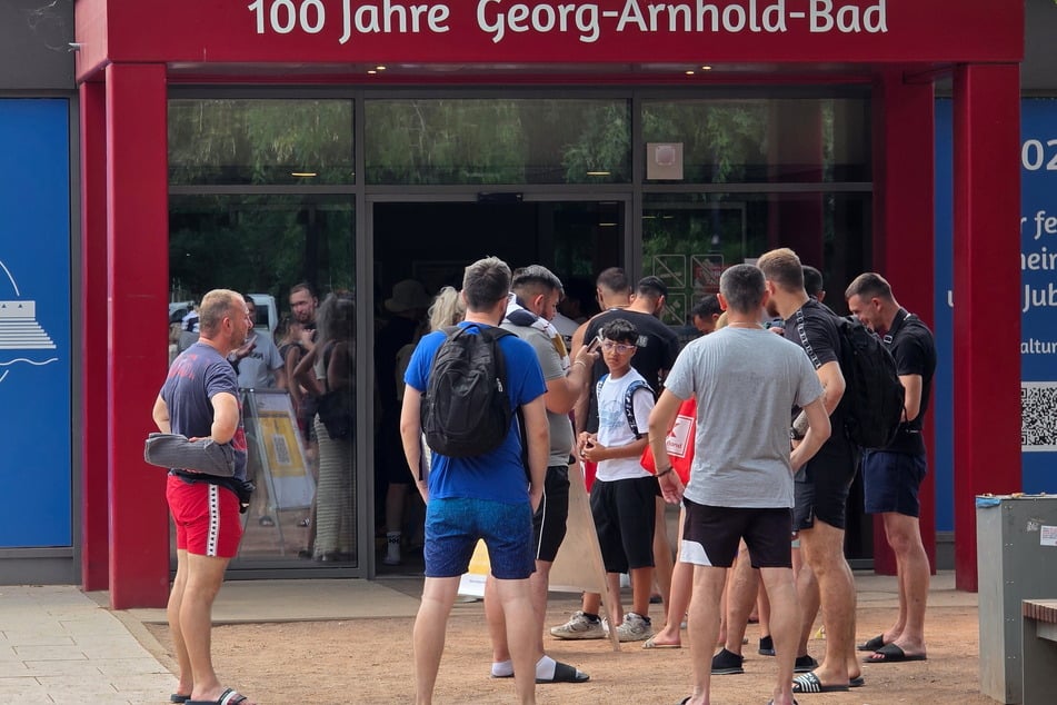 Lange Schlangen am Eingang der Freibäder waren am Wochenende Programm.