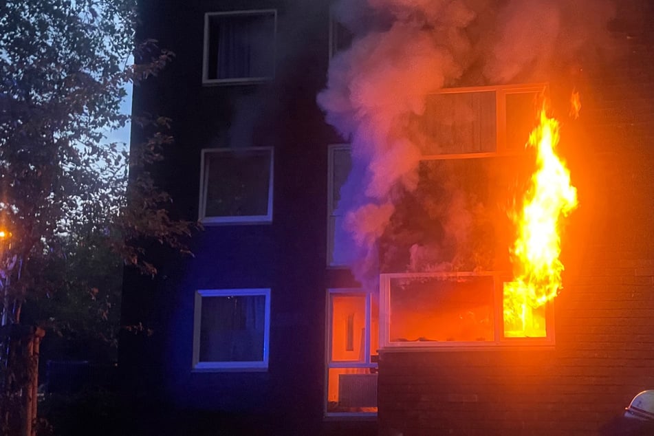 Schwerer Wohnungsbrand in Hochhaus: 30 Feuerwehrleute im Einsatz