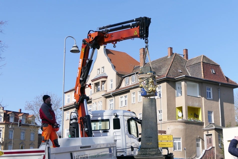 Freitagvormittag wurde die Säule abgetragen.