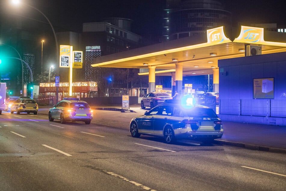 Am Freitagabend wurde ein Mann in Hamburg in der Nähe einer Tankstelle bei einem Raubüberfall verletzt.