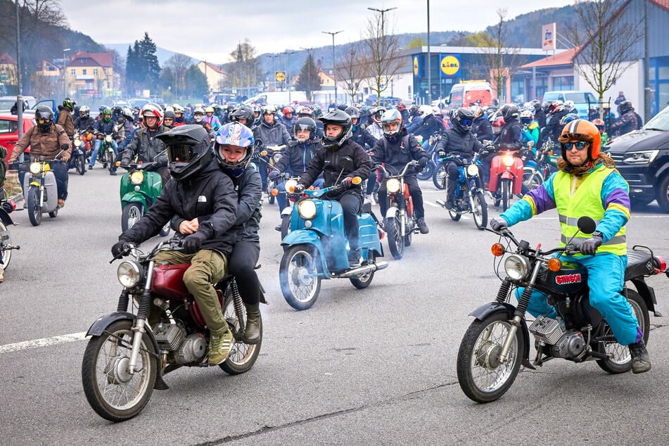 Simson-Treffen in der Sächsischen Schweiz. Die Versorgung mit Ersatzteilen ist auf Jahre gesichert, denn in Kleinserien produzieren verschiedene Anbieter nach.