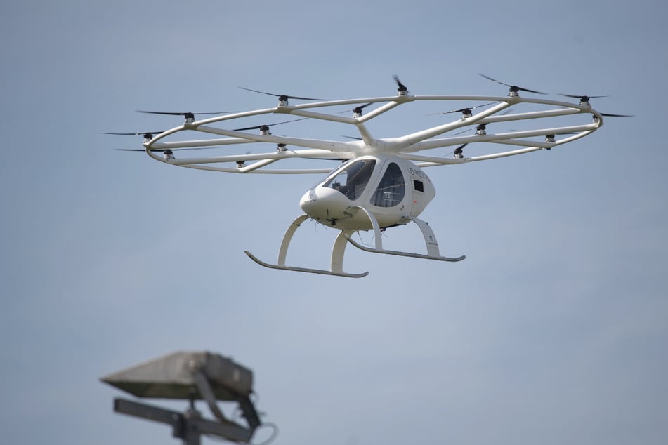Ein sogenannter Volocopter ist in Stuttgart bei einem Probeflug unterwegs.