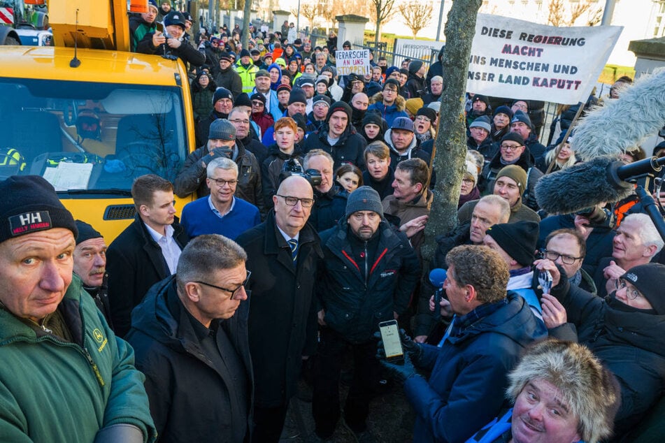 Brandenburgs Ministerpräsident Dietmar Woidke (62, SPD, 3.v.l.) hat sich am Montag solidarisch mit den Bauernprotesten erklärt.