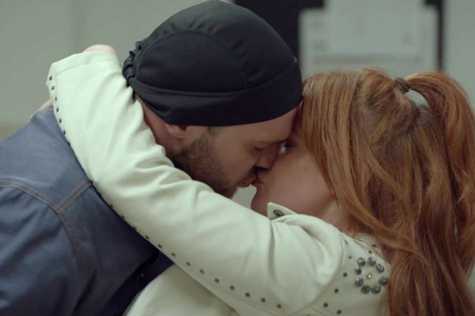 Endlich knutschen sie wieder. Toni und Erik genießen ihr Liebes-Glück.