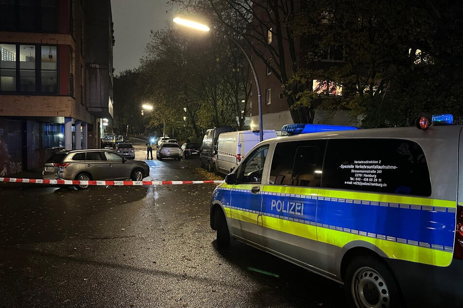 Ein 78-jähriger Mann ist am Samstagabend in Hamburg ums Leben gekommen. Er wurde von einem abbiegenden Auto erfasst.