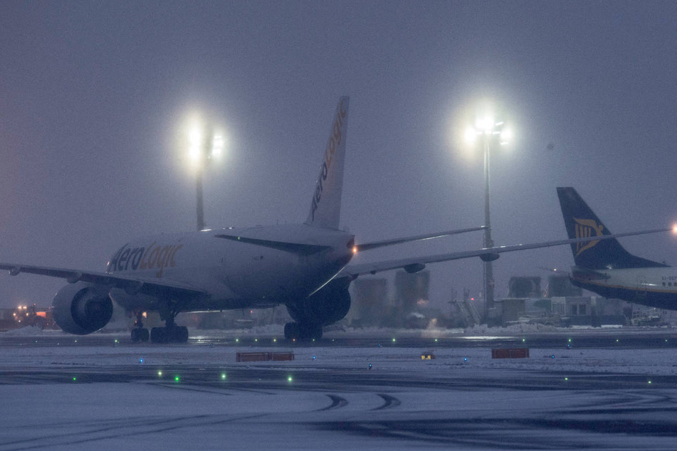 Für den morgigen Mittwoch und auch noch für den Donnerstag ist in Hessen Schnee-Chaos angesagt, was starke Auswirkungen auf den Flugverkehr am Frankfurter Flughafen haben wird. (Archivbild)