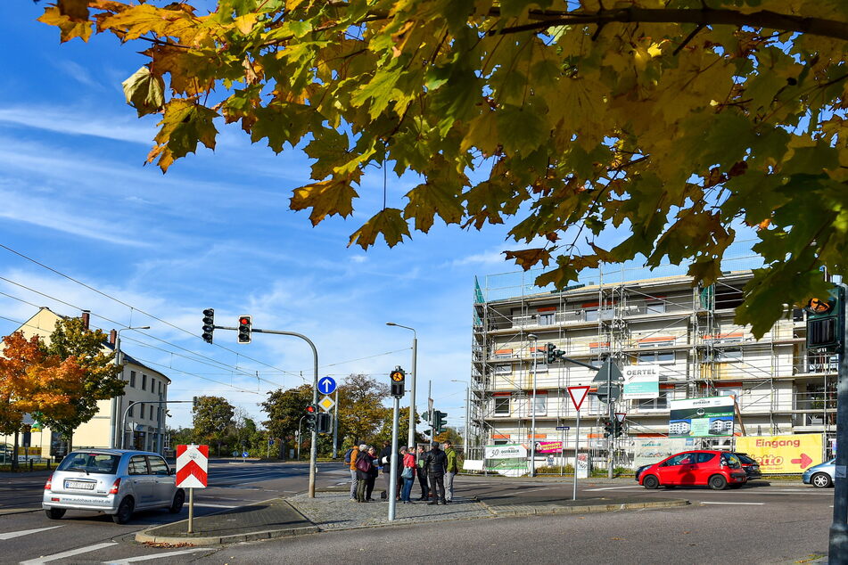 Die Kreuzung Salzburger Straße/Pirnaer Landstraße soll umgebaut und das Umsteigen an der Haltestelle Lassallestraße verbessert werden.