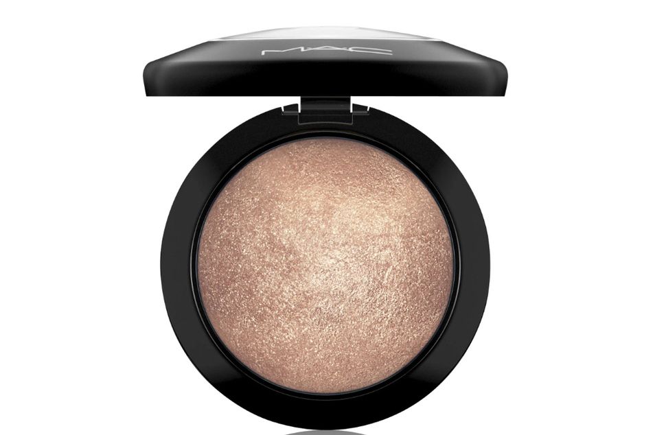 Das luxuriöse Goldpuder von MAC verleiht Deinem Gesicht einen strahlenden, glamourösen Look.