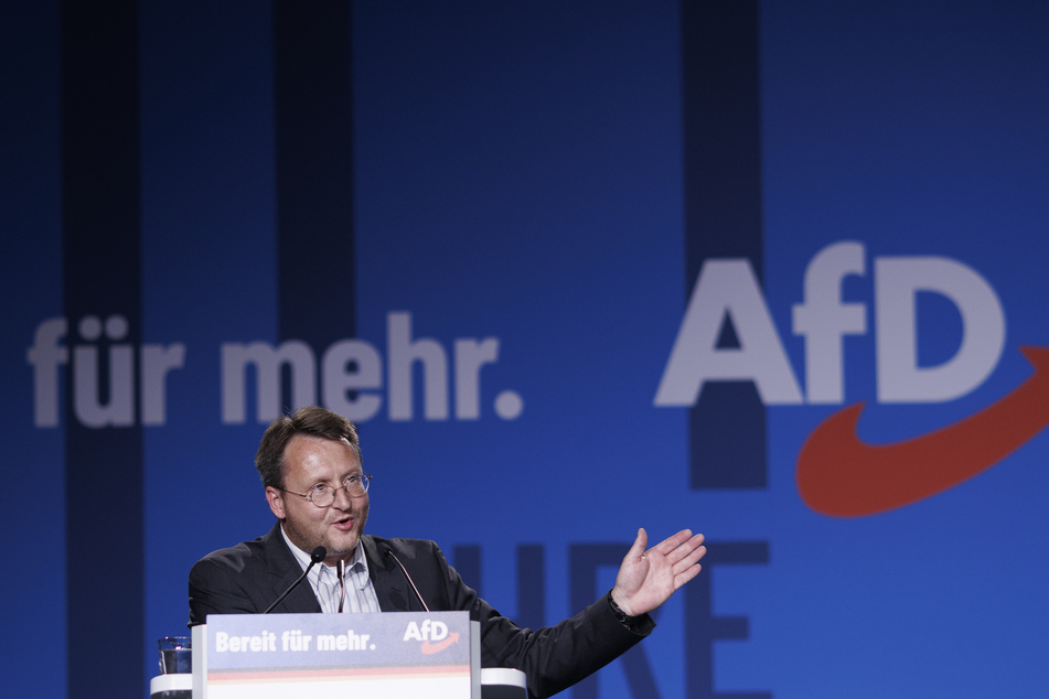 Robert Sesselmann (50) wurde im Juni zu Deutschlands erstem AfD-Landrat gewählt. In seiner Begründung führt das Gericht auch dessen Überprüfung von Amtswegen an. (Archivbild)