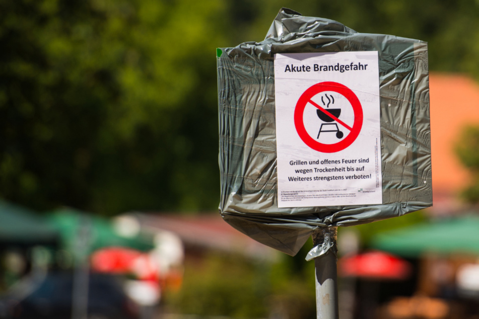 Ein Schild zeigt das Grillverbot auf dem Frankfurter Lohrberg an (Archivbild).