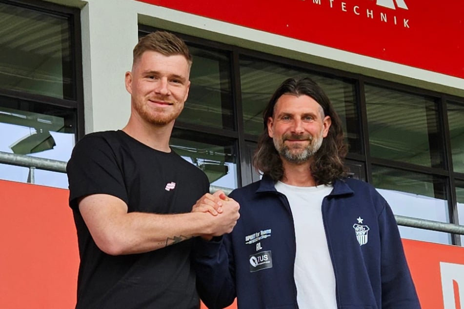 FSV-Sportchef Robin Lenk (42, r.) begrüßt seinen neuen Stürmer Philipp Harant (27).