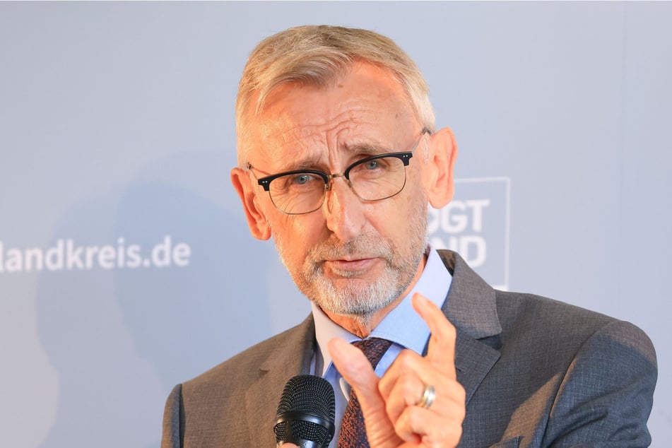 Sachsens Innenminister Armin Schuster (64, CDU) will Ukrainern weniger Geld zahlen.