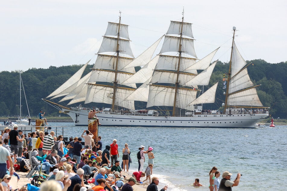 Am 9. August legt die "Gorch Fock" im Rahmen ihrer 187./188. Auslandsausbildungsreise zu einer Spätsommerreise ab. Die Bark ist das älteste in Dienst befindliche Schiff der Deutschen Marine und dient der Ausbildung.