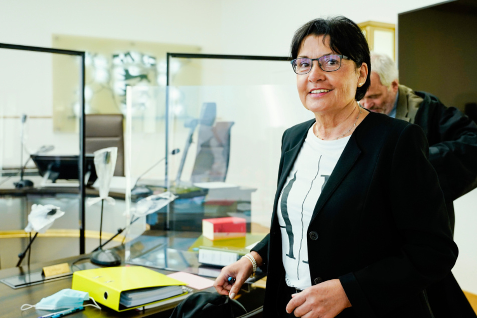 Claudia Stöckle, ehemalige Rektorin der Hochschule für öffentliche Verwaltung und Finanzen Ludwigsburg, steht im Verhandlungssaal des baden-württembergischen Verwaltungsgerichtshofs.
