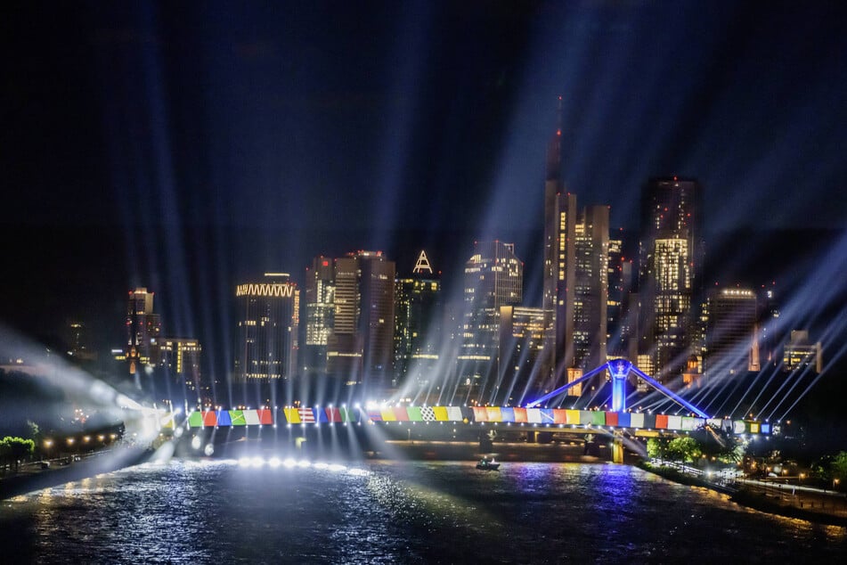 Ab 22.30 Uhr wird der Bereich rund um die Flößerbrücke in bunte, atemberaubende Lichter gehüllt.