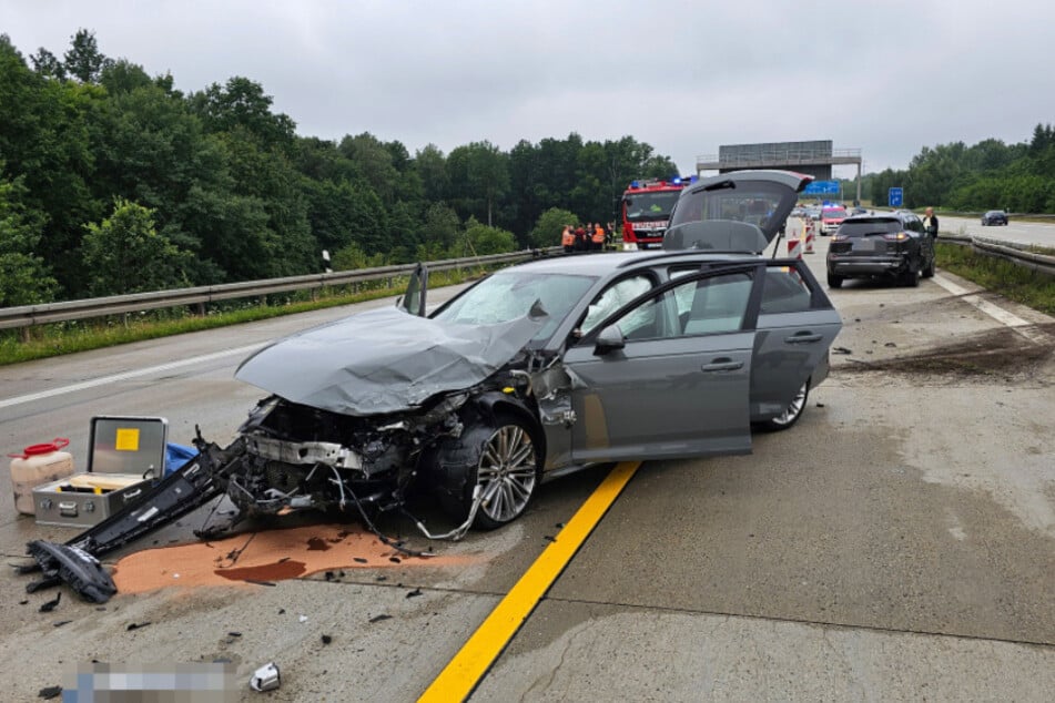 Nach dem schweren Unfall musste die Autobahn kurzzeitig gesperrt werden.